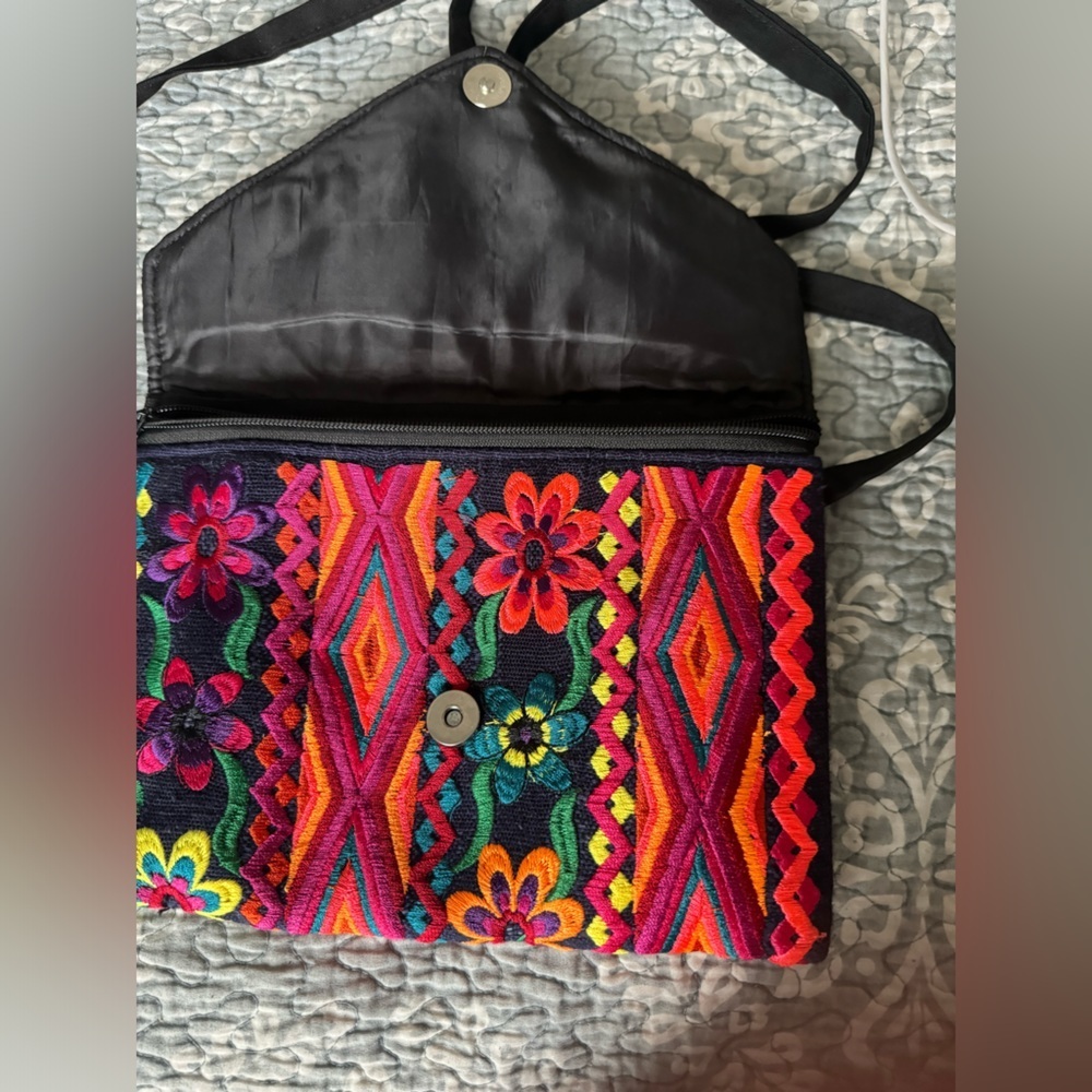 Fun, multicolor, vibrant purse, cross body. Snap closure in front! - Picture 3 of 9